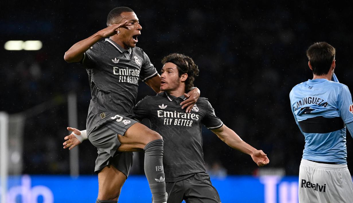 Penyerang Real Madrid, Kylian Mbappe (kiri) merayakan gol saat pertandingan Liga Spanyol melawan RC Celta de Vigo di stadion Balaidos, Vigo, Sabtu 19 Oktober 2024 atau Minggu (20/10/2024) dini hari WIB. (MIGUEL RIOPA/AFP)