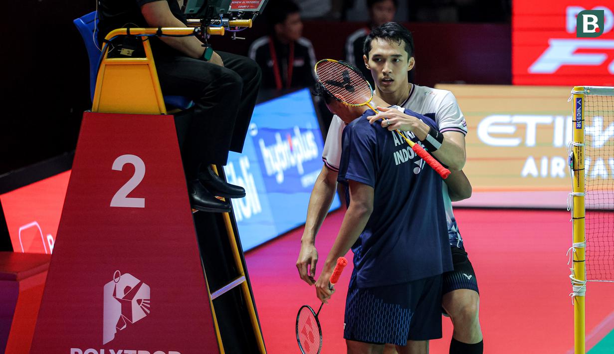 Pebulu tangkis tunggal putra Indonesia, Jonatan Christie berpelukan dengan Alwi Farhan dalam babak 16 besar Indonesia Open 2026 di Istora Senayan, Jakarta, Kamis (04/06/2026). (Bola.com/Bagaskara Lazuardi)