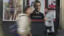 <p>Sebuah potret halaman depan Presiden Emmanuel Macron ditampilkan di sebuah stand berita, di Paris, Prancis, Senin (25/4/2022).&nbsp; Emmanuel Macron akhirnya berhasil memperpanjang masa jabatannya sebagai Presiden Prancis hingga lima tahun ke depan pada hari Minggu, setelah mengalahkan kandidat dari partai sayap kanan Marine Le Pen. (AP Photo/Francois Mori)</p>