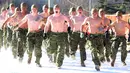 Marinir AS berjalan di atas bukit bersalju selama latihan musim dingin bersama di Pyeongchang, sekitar 180 kilometer timur Seoul, (19/12). Latihan ini dimulai pada tanggal 4 Desember dan berlangsung sampai 22 Desember. (AFP Photo/Yonhap)