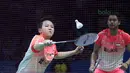 Liliyanan Natsir melayani permainan net pasangan Jepang, Yugo Kobayashi/Misaki Matsutomo pada babak kedua Indonesia Open 2018 di Istora Senayan, Jakarta, (5/6/2018). Tontowi/Liliyana menang 24-22, 21-19. (Bola.com/Nick Hanoatubun)