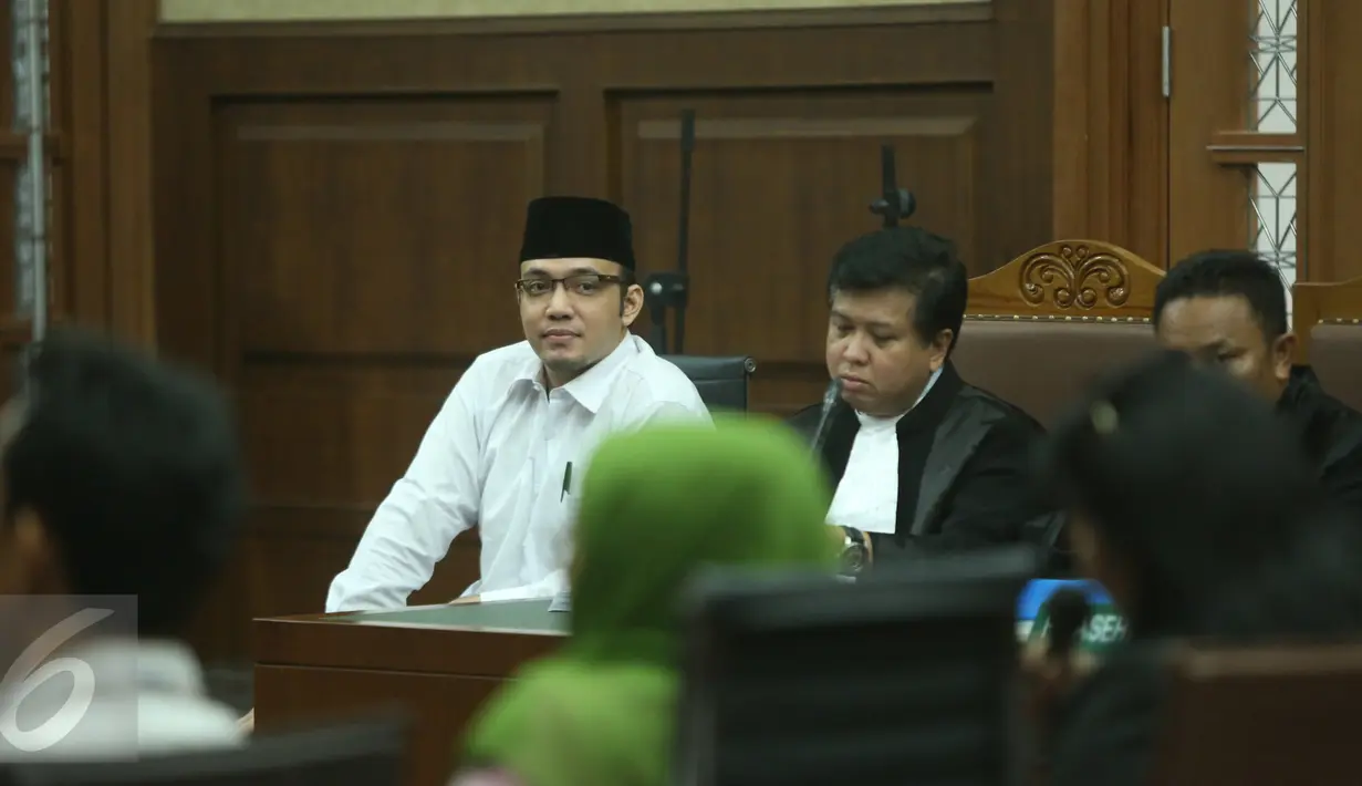 Sandy Tumiwa melihat keterangan saksi saat sidang di Pengadilan Jakarta Pusat, Selasa (1/3/2016). Sandy diduga melakukan penipuan dengan kedok investasi. (Liputan6.com/Herman Zakharia)