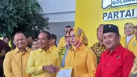 Partai Golkar resmi memberikan surat rekomendasi kepada Airin Rachmi Diany dan Ade Sumardi untuk maju Pemilihan Gubernur (Pilgub) Banten 2024. Ketua Umum Partai Golkar Bahlil Lahadalia menyerahkan surat rekomendasi kepada Airin-Ade di Kantor DPP Partai Golkar Jakarta, Selasa (27/8/2024). (Liputan6.com/Lizsa Egaham)