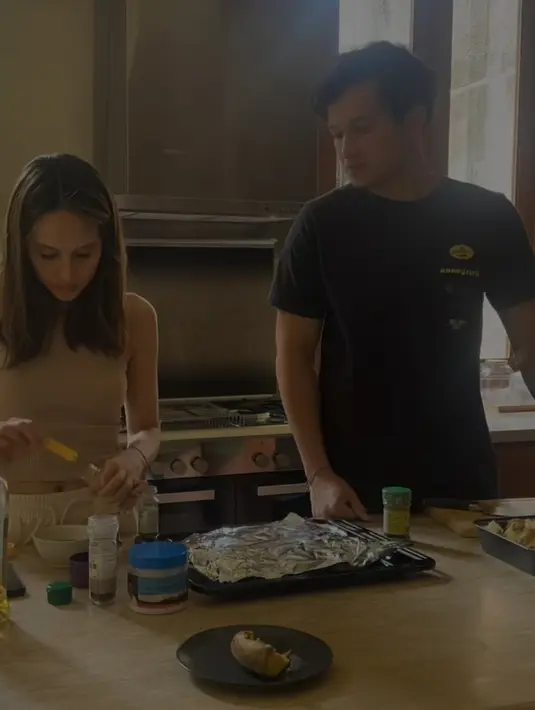 Arya Vasco juga sempat mengomentari unggahan samg kekasih. "Kitchen expert," ujarnya. Cinta Laura langsung membalasnya. "Mhhmmm," ucapnya.