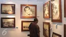 Pengunjung mengamati lukisan karya Soehib Toyaroja bertajuk The Spiritual Journey di Kunstkring Art Galeri, Jakarta, Selasa (15/3). Pameran tersebut dibuka oleh Ketua Komite Ekonomi dan Industri Nasional (KEIN) Soetrisno Bachir (Liputan6.com/Angga Yuniar)