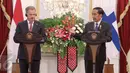 Presiden Jokowi (kanan) bersama Presiden Finlandia Sauli Vainamo Niinisto melakukan pidato dalam penandatangan nota kesepahaman di Istana Merdeka, Jakarta, (3/11/2015). Nota kesepahaman mengatur kerjasama dalam bidang energi. (Liputan6.com/Faizal Fanani)