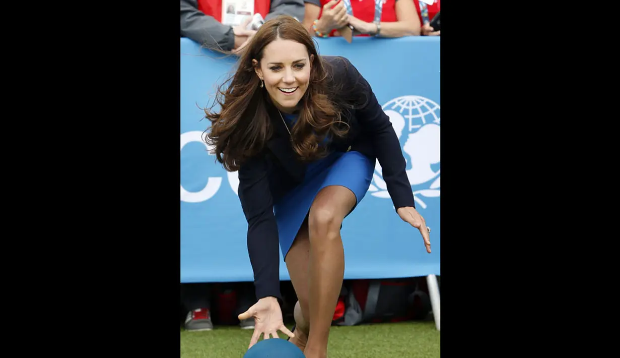 Duchess of Cambridge, Kate Middleton, menyempatkan memainkan permainan khas Afrika Selatan saat berkunjung ke Commonwealth Games Village di Glasgow, Skotlandia, (29/7/2014). (REUTERS/Danny Lawson)