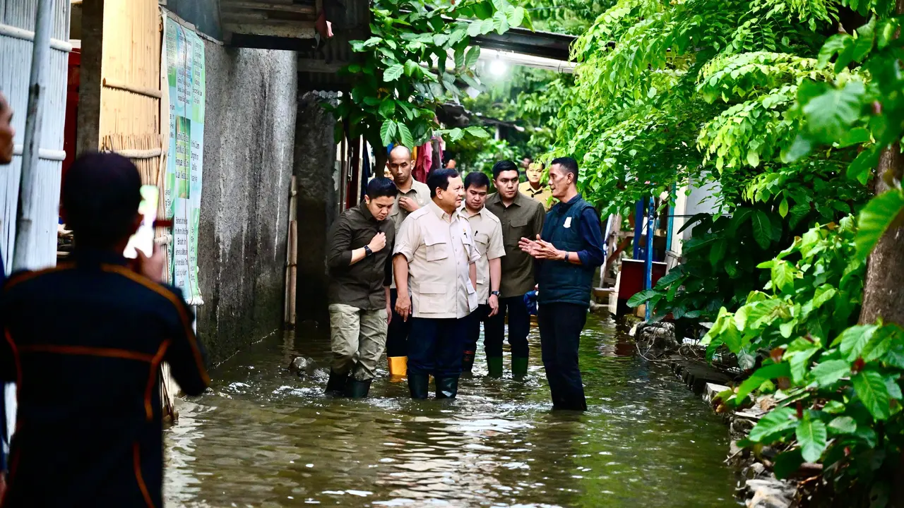 Presiden Prabowo Subianto mengunjungi masyarakat terdampak banjir di Babelan, Kabupaten Bekasi, Jawa Barat, pada Sabtu, 8 Maret 2025. (Foto: Rusman - Biro Pers Sekretariat Presiden)