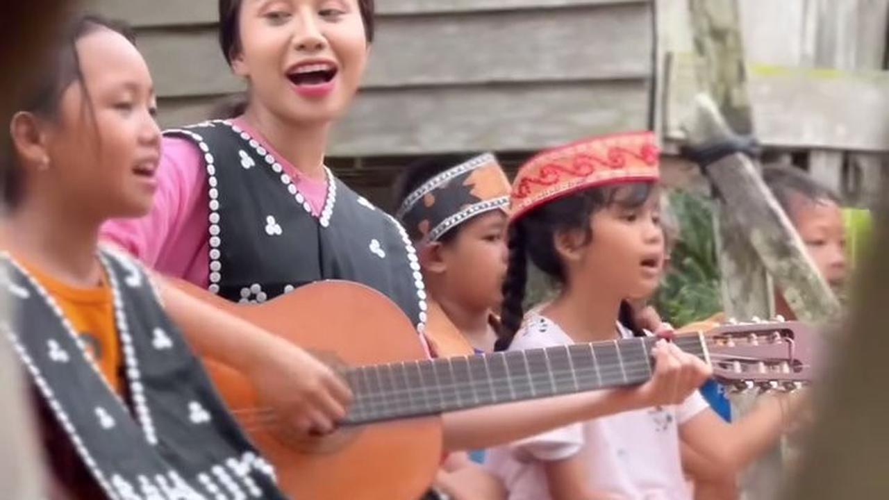 7 Potret Mayang Lucyana yang Makin ke Sini Makin Dipuji, Sibuk Syuting hingga Magang di Gedung DPR