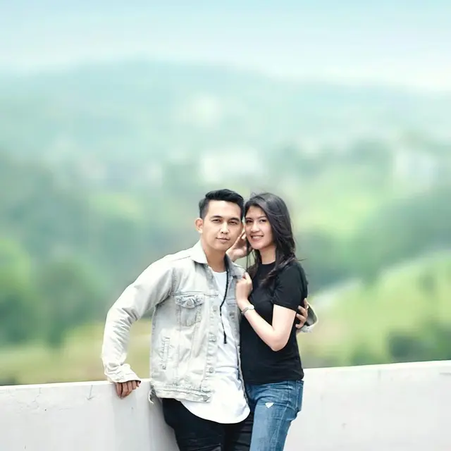 Dikaruniai Anak Usai 8 Tahun Menikah, Ini 7 Momen Mesra Indra Sinaga dan Istri