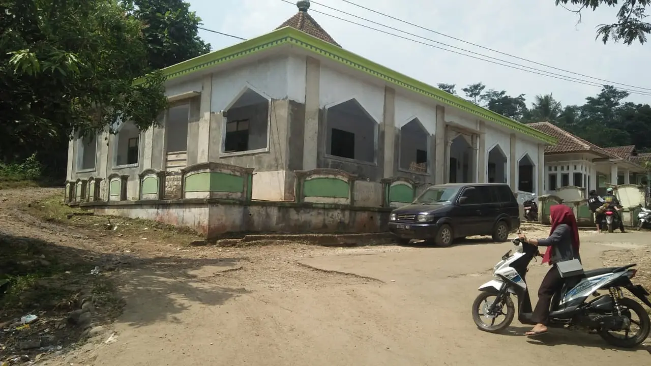 Masjid Baitul Mukminin yang berada di Kampung Karoyak, Desa Panjang Jaya, Kecamatan Mandalawangi, Kabupaten Pandeglang, Banten.