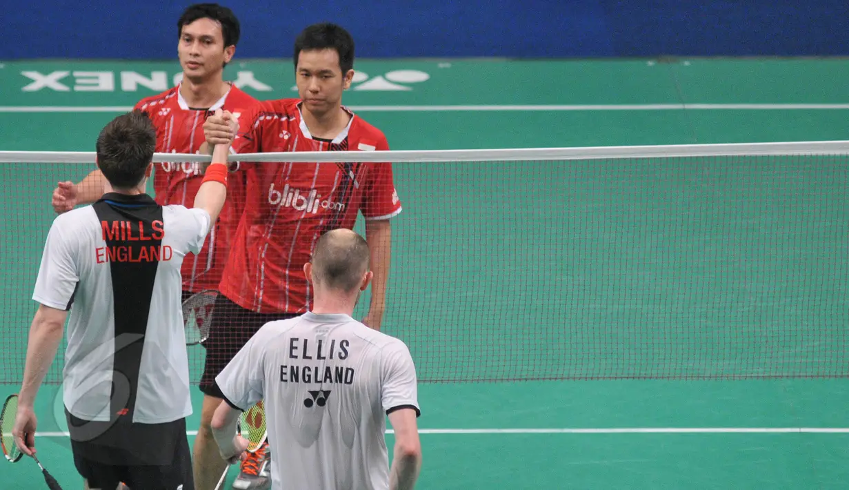 Pebulu Tangkis Indonesia, Hendra/Ahsan bersalaman dengan Andrew Ellis/Peter Mills usai bertanding di BCA Indonesia Open Superseries Premier 2015 di Istora Senayan, Jakarta, Rabu (3/6/2015). Hendra/Ahsan menang 21-13 21-13. (Liputan6.com/Herman Zakharia)