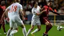 Penyerang Portugal, Cristiano Ronaldo (kanan) mengontrol bola dari hadangan pemain Serbia Lazar Markovic pada kualifikasi Piala Eropa 2016 di stadion Luz, Lisbon, Minggu (29/3/2015). Portugal menang 2-1 atas Georgia. (AFP PHOTO/Patricia De Melo Moreira)