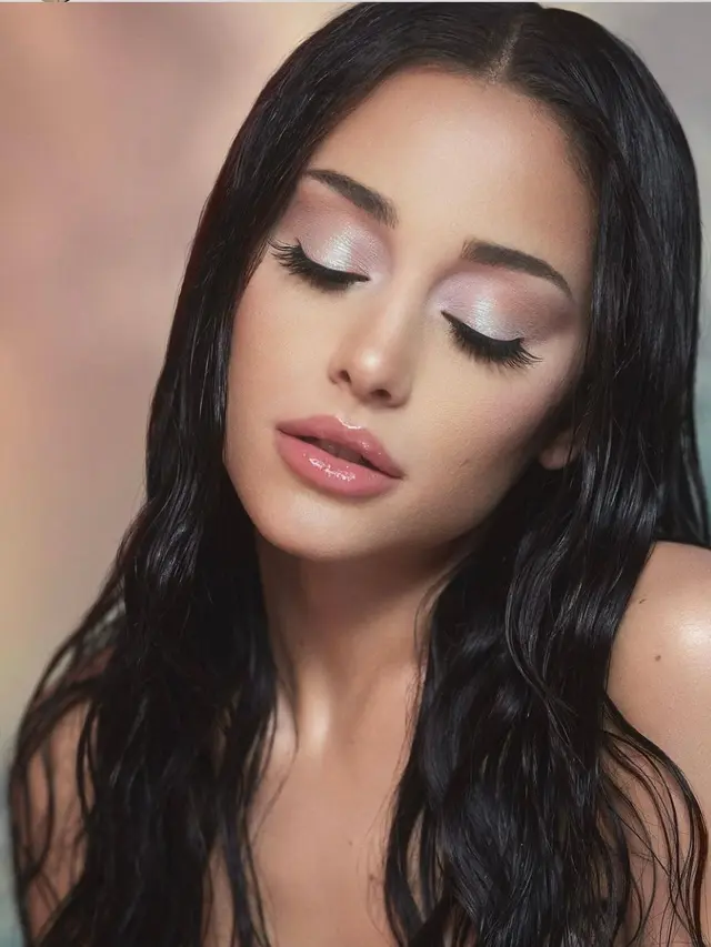 Ariana Grande Kecanduan Botox dan Filler Bibir