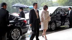 Perdana Menteri Jepang Shinzo Abe (kiri) dan istrinya Akie tiba untuk menghadiri upacara penobatan Kaisar Naruhito di Istana Kekaisaran, Tokyo, Jepang, Selasa (22/10/2019). Kaisar Jepang Naruhito akan menjalani rangkaian ritual penobatan resmi kekaisaran hari ini. (AP Photo/Koji Sasahara, Pool)