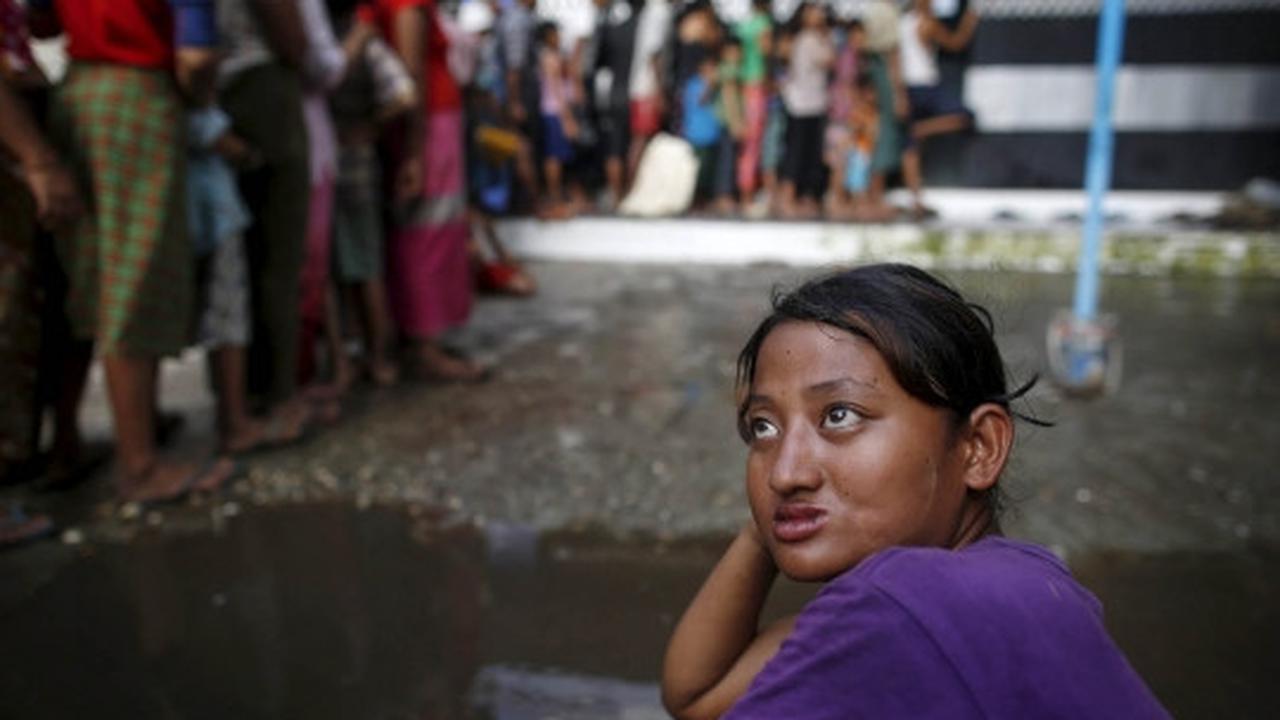 Potret pembagian daging hewan kurban di Myanmar