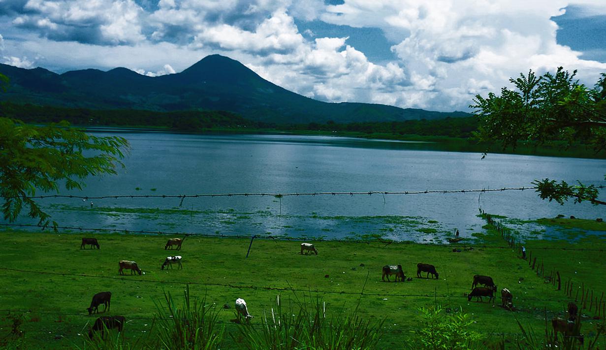Pemandangan Danau Atescatempa Guatemala sebelum mengering. (flickr.com)