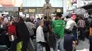 Sejumlah penumpang beristirahat di area check-in di Bandara Internasional Suvarnabhumi di Bangkok (28/2). Hampir Ribuan penumpang tujuan Pakistan dan Eropa terjebak di bandara tersebut. (AFP Photo/Lillian Suwnrumpha)