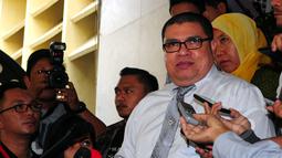Razman Arif Nasution, saat ditanya oleh wartawaan di Bareskrim Mabes Polri, Jakarta, Rabu (11/3/2015). Kedatangan Razman Arif Nasution untuk melaporkan Gubernur DKI Jakarta Basuki Tjahaja Purnama atas pencemaran nama baik. (Liputan6.com/Yoppy Renato)