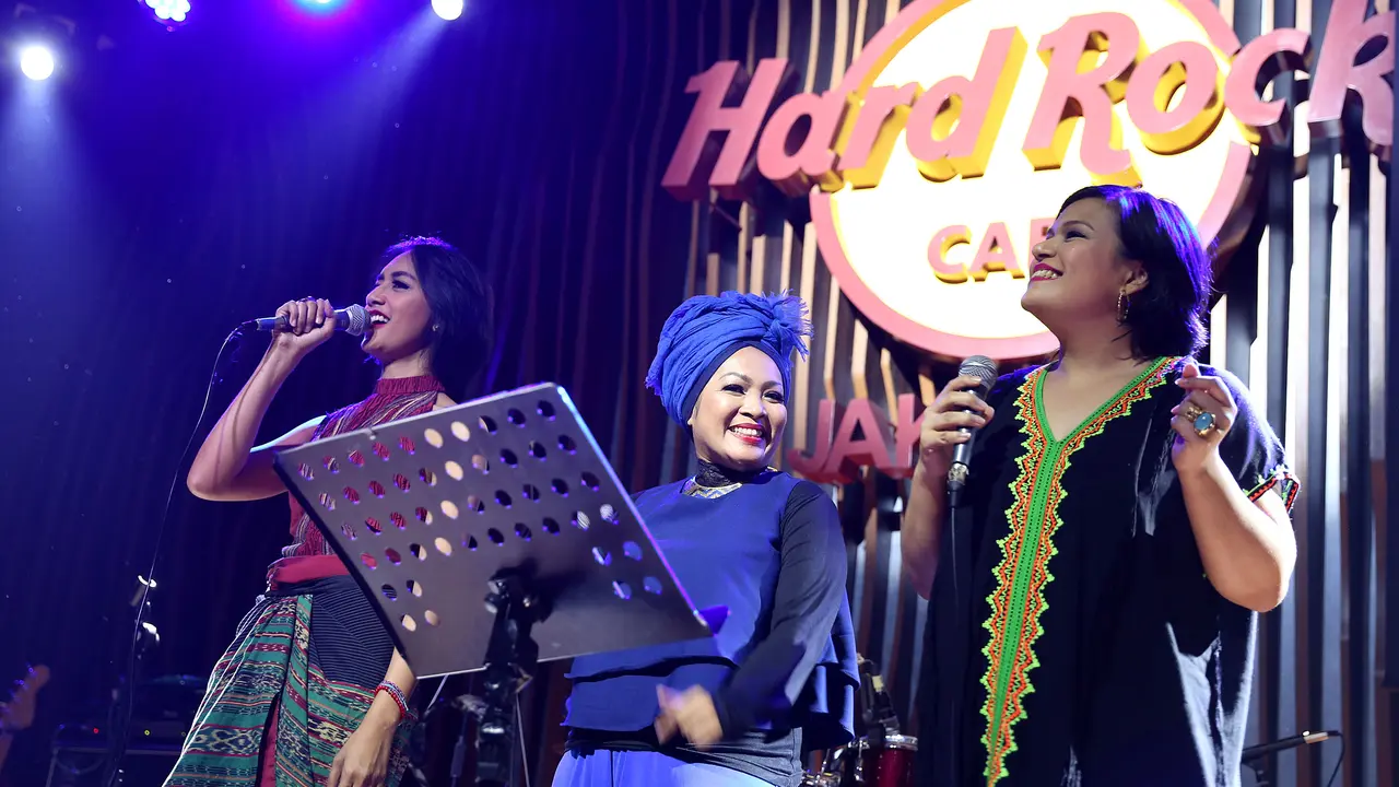 [Bintang] Nina Tamam, Rieka Roeslan dan Fla