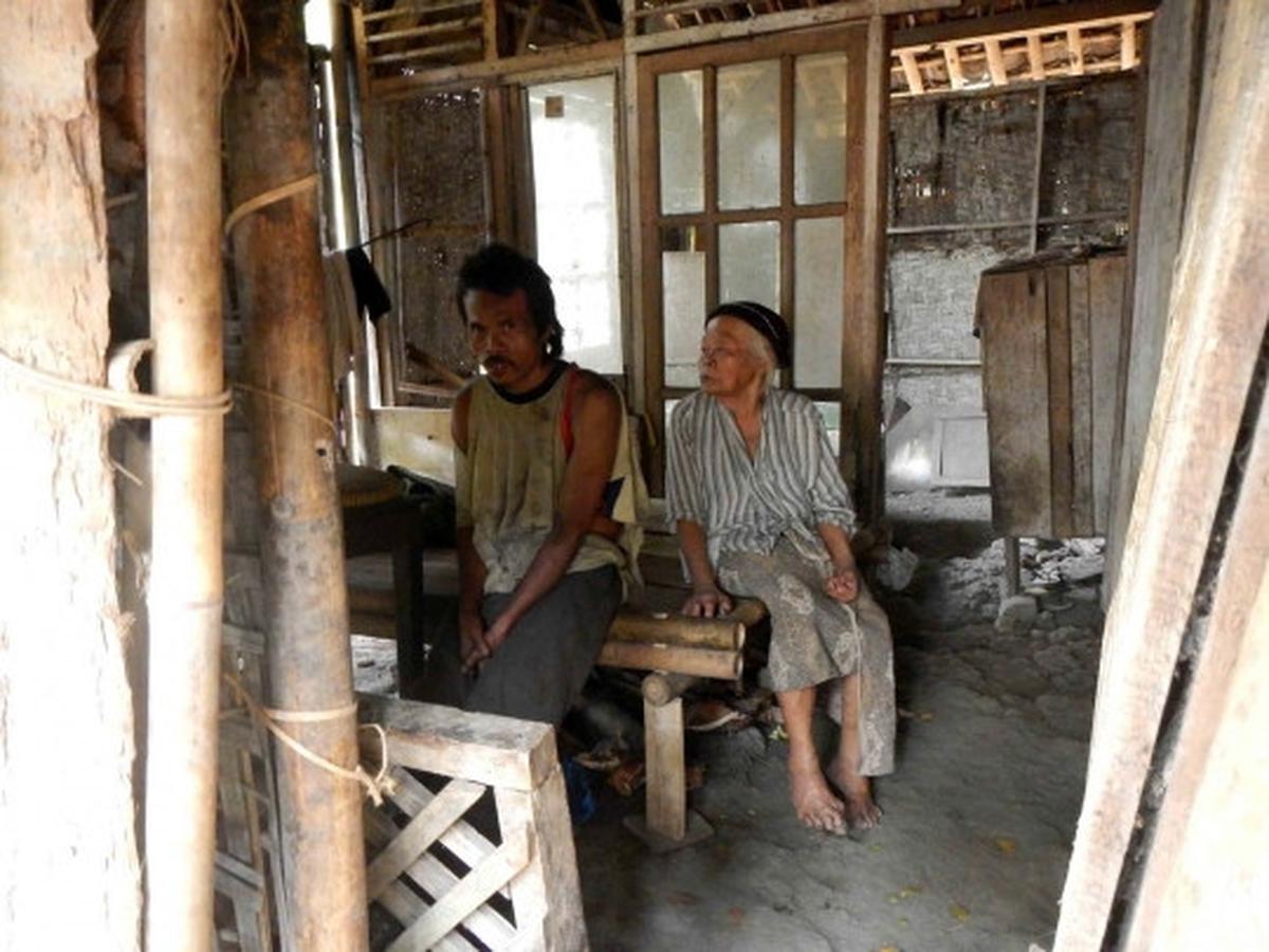 Meratapi hidup nenek renta rawat anak gangguan jiwa di gubuk reot