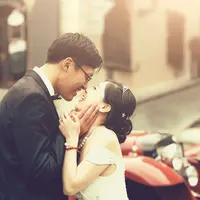 Dua orang asing menyatu dalam ikatan pernikahan./Copyright shutterstock.com