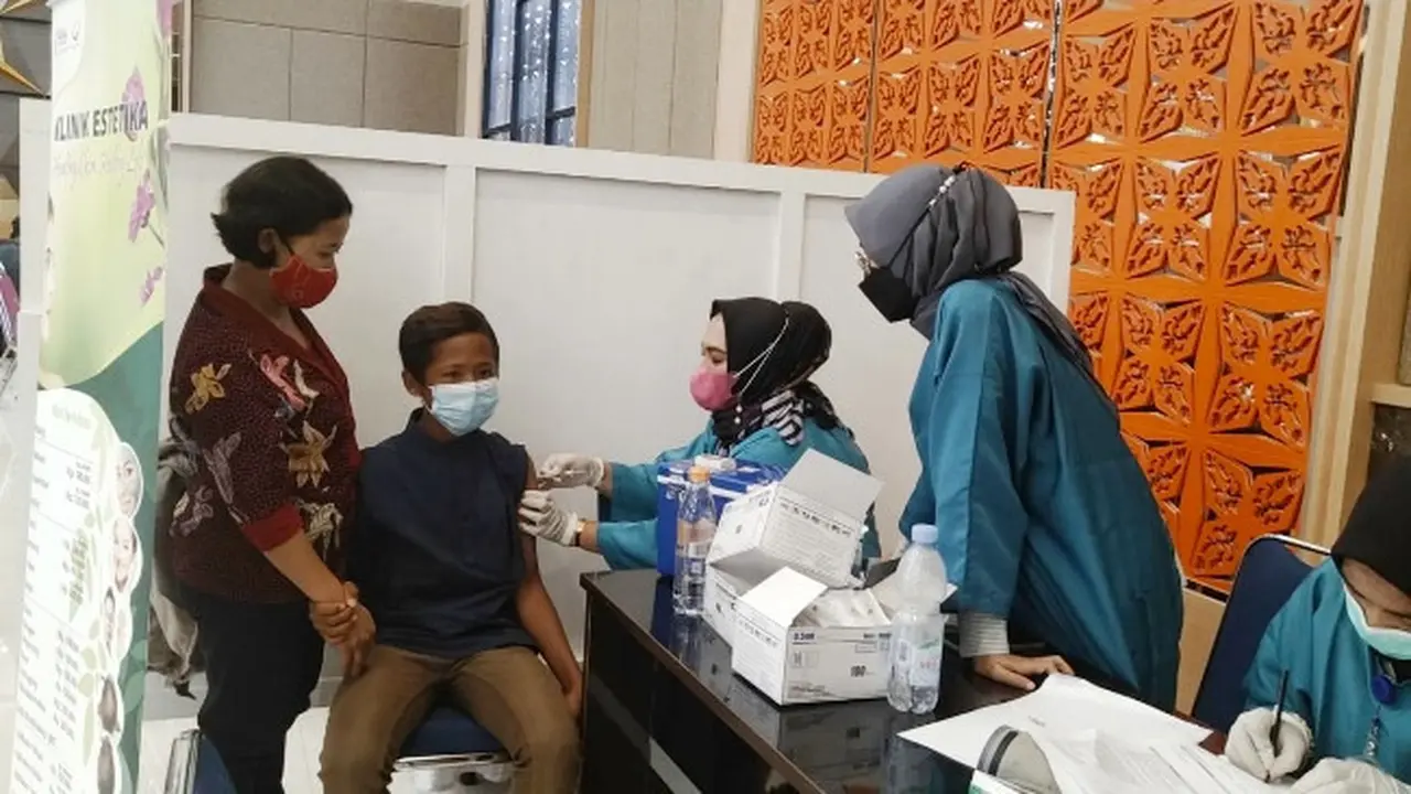 Pemberian vaksin kepada anak di Pekanbaru sebagai penangkal agar terhindar dari Covid-19.