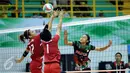 Pevoli putri Papua, Putri Lestari (kanan) melakukan smes saat laga melawan DKI Jakarta di fase grup Y PON XIX Jabar di Gelora Sabilulungan, Kab Bandung, Rabu (21/9). DKI Jakarta unggul tiga set (25-21, 25-21, 25-19). (Liputan6.com/Helmi Fithriansyah)