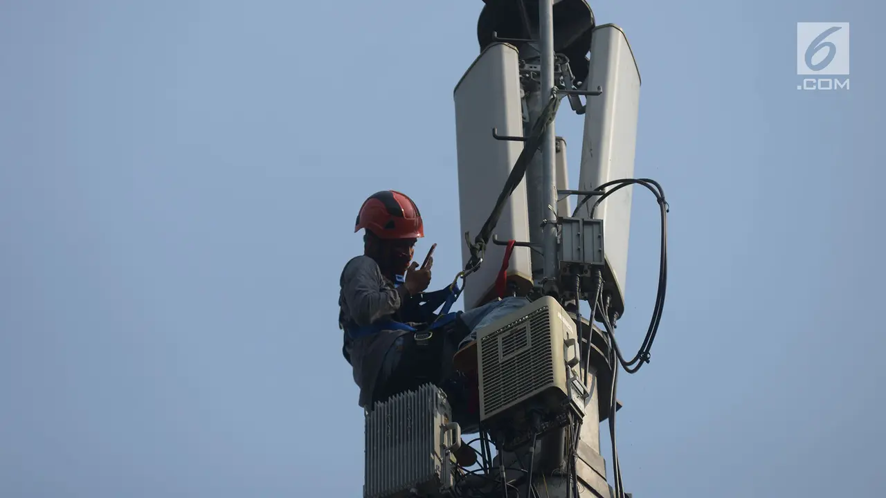 Potret Pekerja Pengecekan Jaringan Internet