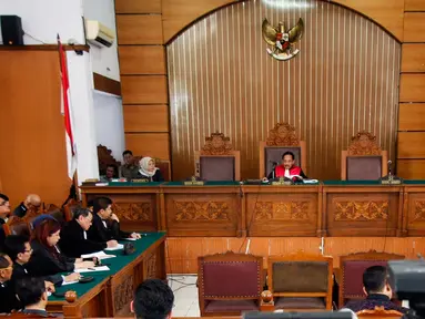 Suasana sidang putusan praperadilan OC Kaligis di Pengadilan Negeri (PN) Jaksel, Senin (24/8). Hakim PN Jaksel menggugurkan permohonan praperadilan yang diajukan terdakwa kasus suap PTUN Medan itu. (Liputan6.com/Yoppy Renato)