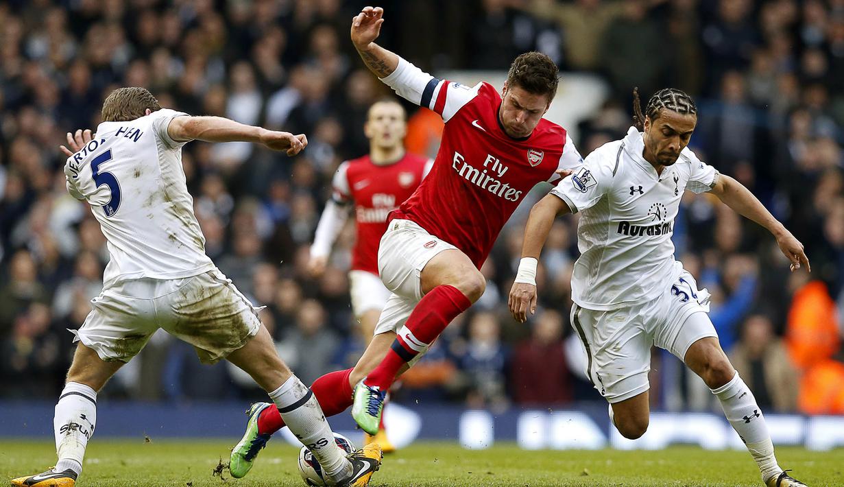Penyerang Arsenal, Olivier Giroud berusaha melewati hadangan pemain Tottenham pada Liga Premier di Stadion White Hart Lane, Inggris, Minggu (3/3/2013). (EPA/Kerim Okten)