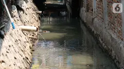 Kondisi kali yang bersebelahan dengan rumah warga di Gang Sekretaris, RT 015/RW 007 Tanjung Duren Utara, Jakarta Barat , Selasa (8/10/2019). Warga di kawasan itu tidak memiliki septic tank sehingga limbah hasil buang air besar (BAB) langsung mengalir ke kali. (Liputan6.com/Herman Zakharia)