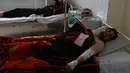 Sejumlah korban serangan bom menjalani perawatan di sebuah rumah sakit di Kabul, Afghanistan, Senin (24/7). Akibat ledakan 35 orang tewas dan puluhan orang lainnya luka-luka, yang di dalamnya termasuk anak-anak. (AFP Photo/Shah Marai)