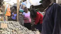 Di Kenya, tak perlu kaget ketika melihat ada wanita hamil yang mengidam makan batu.