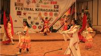Tarian masyarakat Tionghoa yang ditampilkan dalam Festival Keragaman. (Liputan6.com/Yoseph Ikanubun)