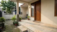 11 Cara Memadukan Warna Keramik dan Cat Dinding Teras agar Rumah Kecil Terlihat Modern