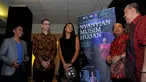 Aktris Adinia Wirasti (tengah) berbincang dengan Sekjen PMI Ritola Tasmaya (kanan) bersama Kepala Pusdatin dan Humas BNPB Sutopo Purwo Nugroho saat penayangan perdana film Nyanyian Musim Hujan di Jakarta, (29/1/2015). (Liputan6.com/Faisal R Syam)