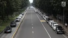 Ratusan mobil sopir taksi online terparkir di Jalan Medan Merdeka Barat, Jakarta, Rabu (14/2). Mereka menolak Permenhub Nomor 108 Tentang Penyelenggaraan Angkutan Orang Dengan Kendaraan Bermotor Umum Tidak Dalam Trayek. (Liputan6.com/Arya Manggala)