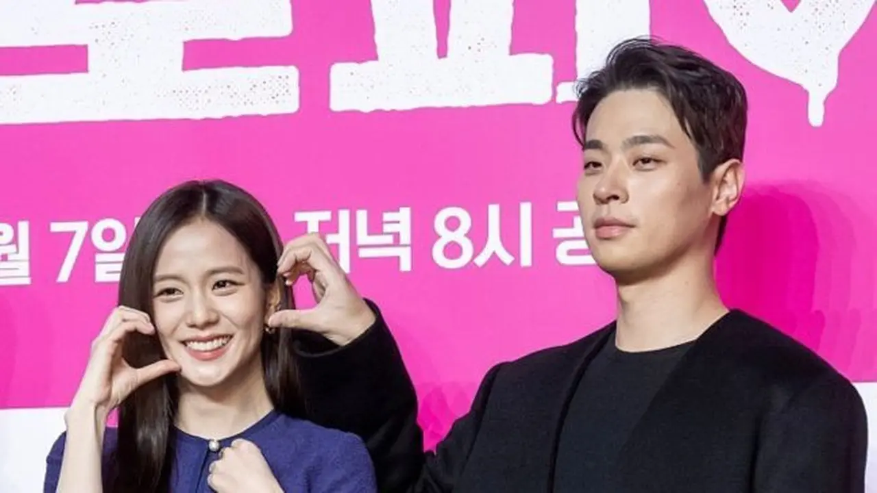 Jisoo BLACKPINK dan Park Jeong Min Tampil Serasi dalam Press Conference \'NEWTOPIA\'. (instagram/koreadispatch)