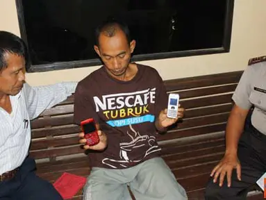 Citizen6, Kendal: Seorang pelaku pencurian telepon genggam bernama Dwi Surono (39) nyaris menjadi sasaran amukan massa setelah kepergok mencuri Handphone. Polisi menyita barang bukti berupa dua handphone, senin (30/5). (Pengirim: Ario Widiyanto) 