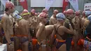 Perenang menunggu dimulainya lomba renang lintas pelabuhan di Hong Kong, Minggu (18/10). 2.500 orang ambil bagian dalam menembus jarak lintasan laut sejauh 1,5 km dari Sam Ka Tsuen Public Pier ke Quarry Bay Park Public Pier. (REUTERS/Tyrone Siu)