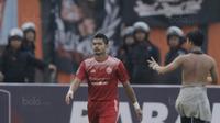 Striker Persija, Bambang Pamungkas, berjalan usai dipeluk The Jakmania saat melawan Mitra Kukar pada laga perempat final Piala Presiden di Stadion Manahan, Solo, Minggu, (4/2/2018). Persija menang 3-1 atas Mitra Kukar. (Bola.com/M Iqbal Ichsan)