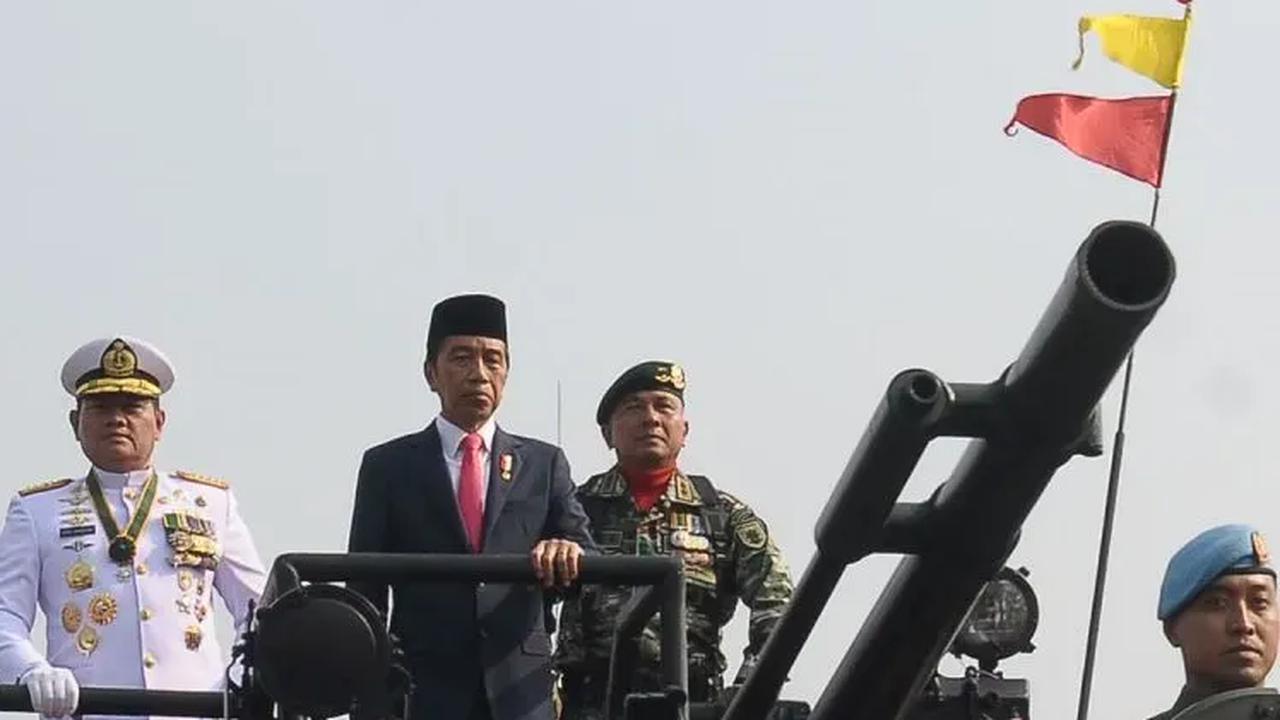 FOTO: Gagahnya Jokowi Naik Tank Marinir Keliling Monas Cek Kesiapan Pasukan di Peringatan HUT ke-78 TNI