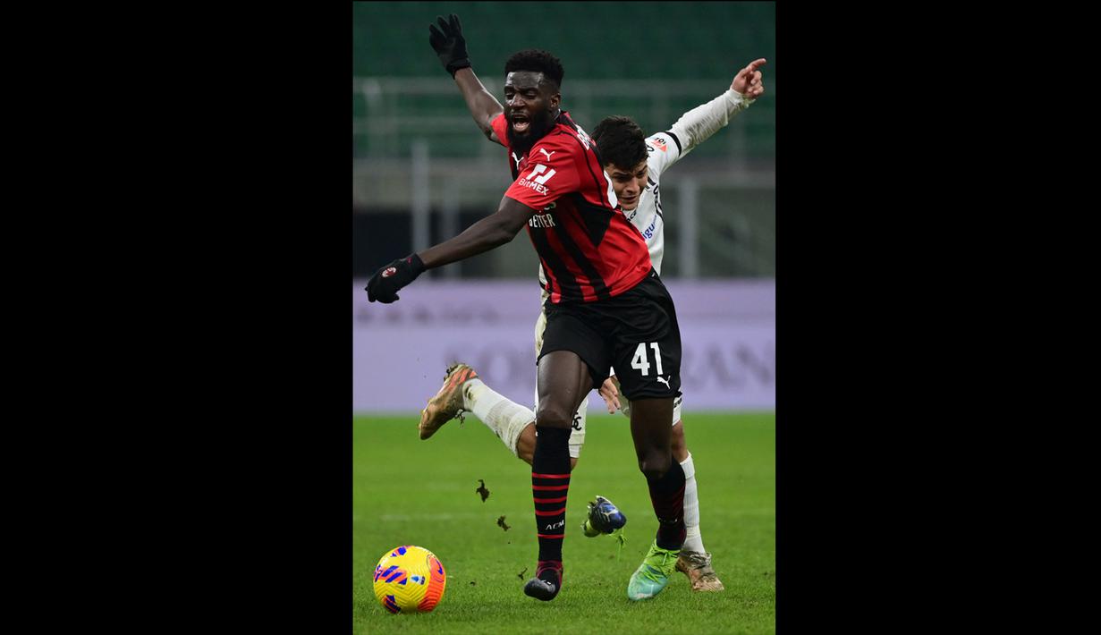 Pemain AC Milan, Tiemoue Bakayoko juga berganti nomor punggung untuk musim 2022/2023. Musim 2021/2022, gelandang bertahan asal Prancis ini mengenakan nomor punggung 41. Musim ini Bakayoko kembali memakai nomor punggung 14 yang pernah ia gunakan pada musim 2019/2020. (AFP/Miguel Medina)