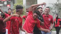 Para pemain Timnas U-19 Indonesia mengikuti lomba memindahkan air menyambut HUT RI ke-72 di Yogyakarta, (17/8/2017). Yogyakarta menjadi pilihan Timnas U-19 untuk melakukan TC. (Bola.com/Ronald Seger)