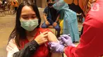 Seorang wanita mengikuti vaksinasi gelombang II pelaksanaan vaksinasi Covid-19 di Ballroom Novotel Tangerang, pada Senin,(1/3/2021). Pelaksanaan vaksinasi Covid-19 tersebut digelar Dinas Kesehatan Kota Tangerang. (merdeka.com/Arie Basuki)
