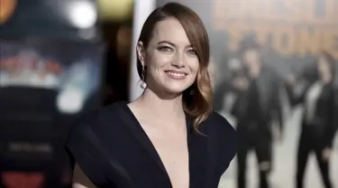 Emma Stone tersenyum saat menghadiri pemutaran perdana "Zombieland: Double Tap" di Teater Village Village di Los Angeles (10/10/2019). Di film terbarunya ini Emma Stone berperan sebagai Wichita/Krista. (AP Photo/Richard Shotwell)