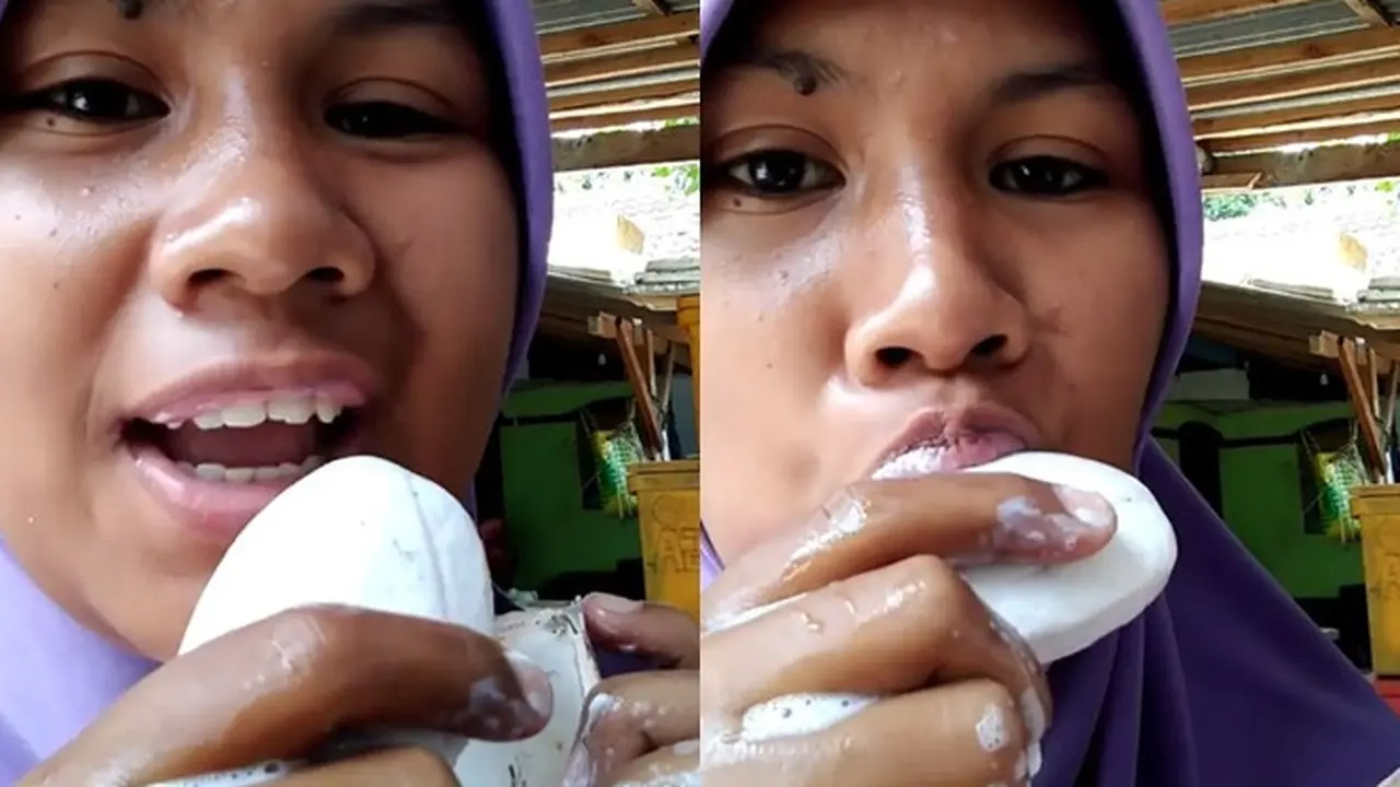 Wanita Ini Jilati dan Makan Sabun Mandi dengan Lahap Layaknya Es Krim