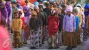 Pelajar SD Keputran 2, Yogyakarta, berbusana tradisional saat mengikuti upacara  di halaman sekolah mereka, Kamis (21/4). Upacara tersebut digelar untuk memperingati Hari Kartini yang jatuh setiap 21 April. (Foto: Boy Harjanto)