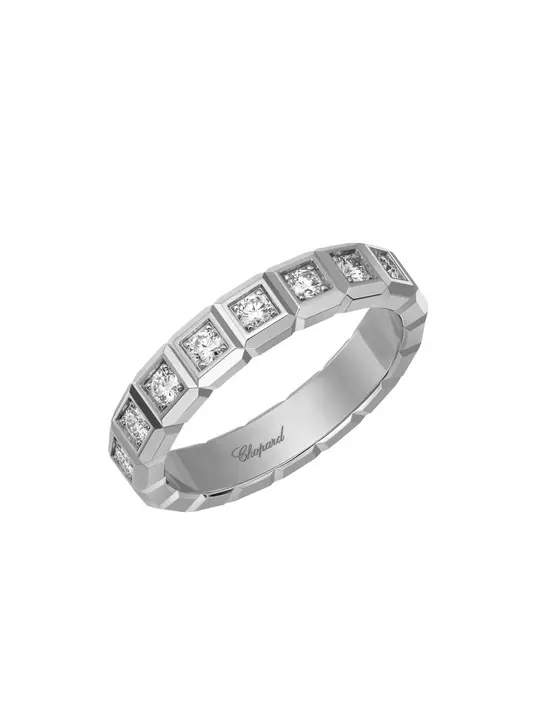 Selanjutnya ada  cincin Chopard “Ice Cube” , tersedia dalam emas putih, dengan kisaran harga mulai dari $1.020 hingga $1.770 . Cincin ini dikenal karena desainnya yang modern, menampilkan garis-garis bersih dan bentuk geometris yang mewujudkan keanggunan kontemporer. [Dok/Time International].